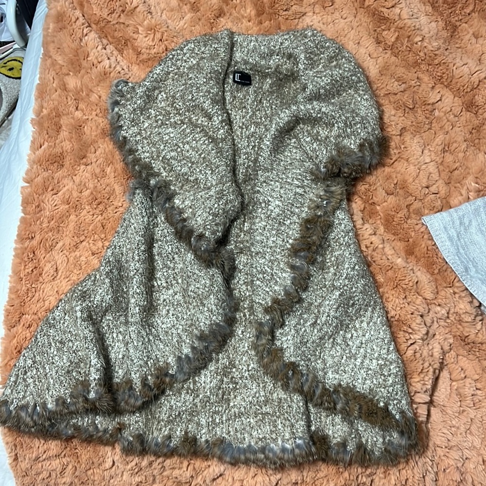 Sweater with short sleeves, cute with a long sleeve.